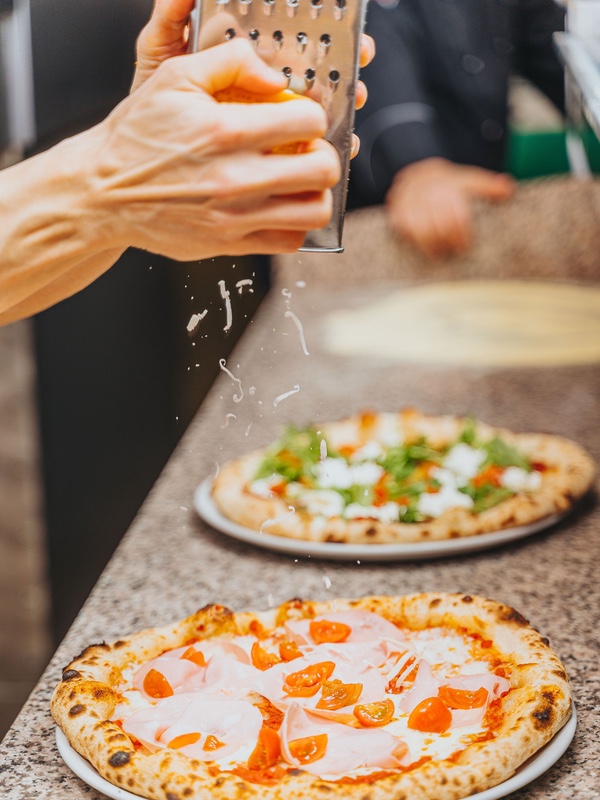 Baka din egen italienska pizza med Oliveriets pizzakit, långjäst pizzadeg, ingredienser och instruktioner.