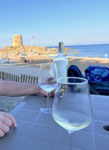Ett kallt glas Vermentino vid havet i Sardinien